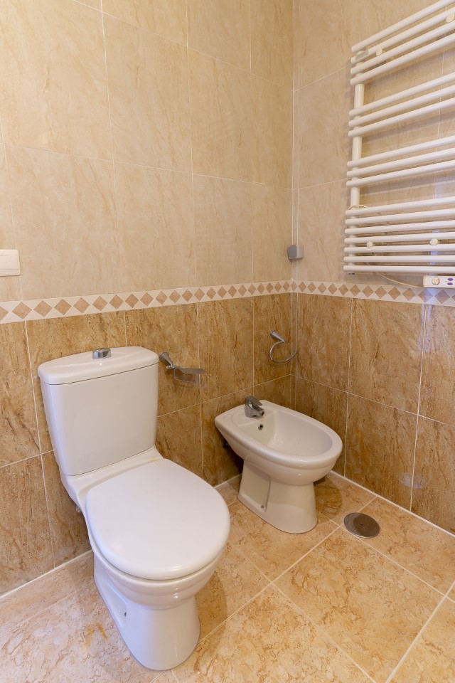 BEAUTIFUL FULLY RENOVATED APARTMENT — photo 23