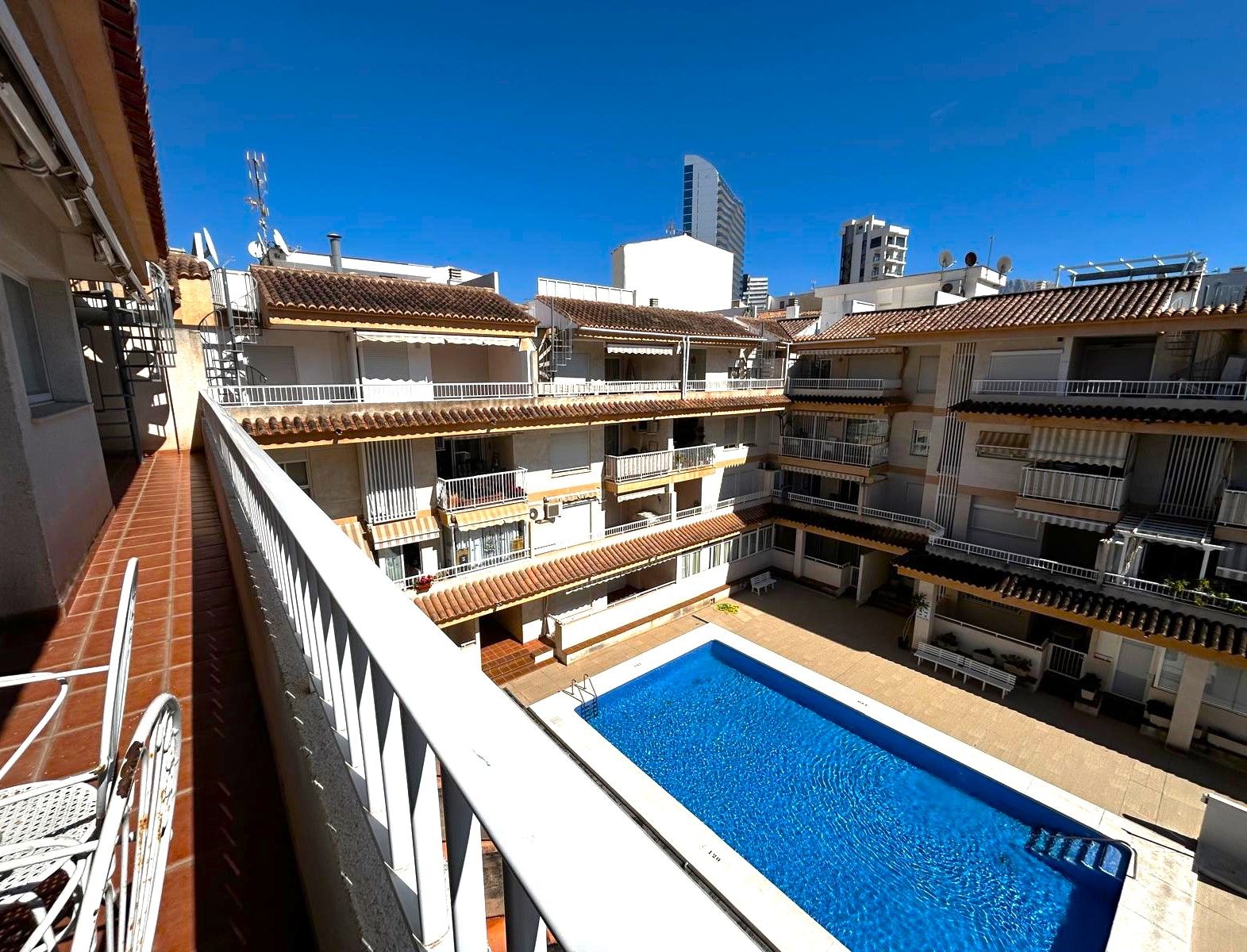 Penthouse for sale in the heart of Calpe with solarium, pool. Parking and storage room optional.