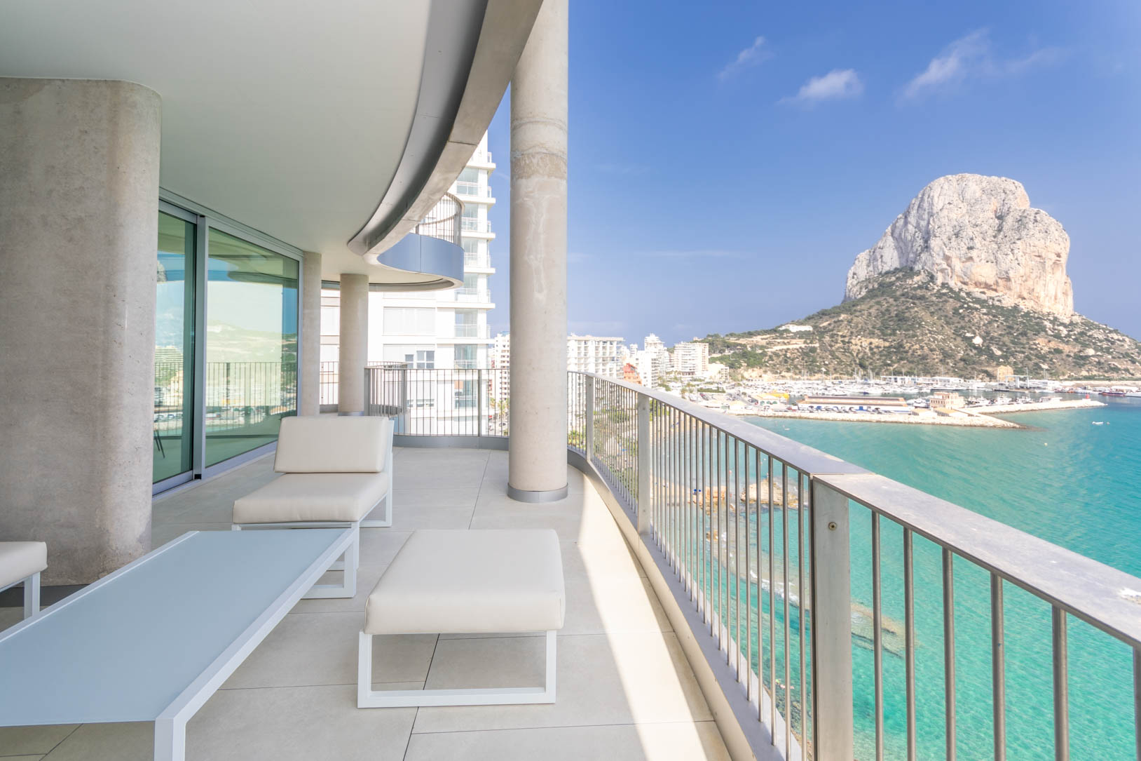 LUXURY APARTMENTS ON THE FRONT LINE