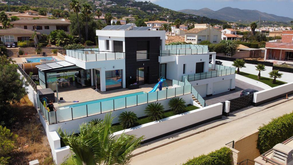 Exclusive luxury villa with Ibizan design, pool, spa and guest apartment in Calpe