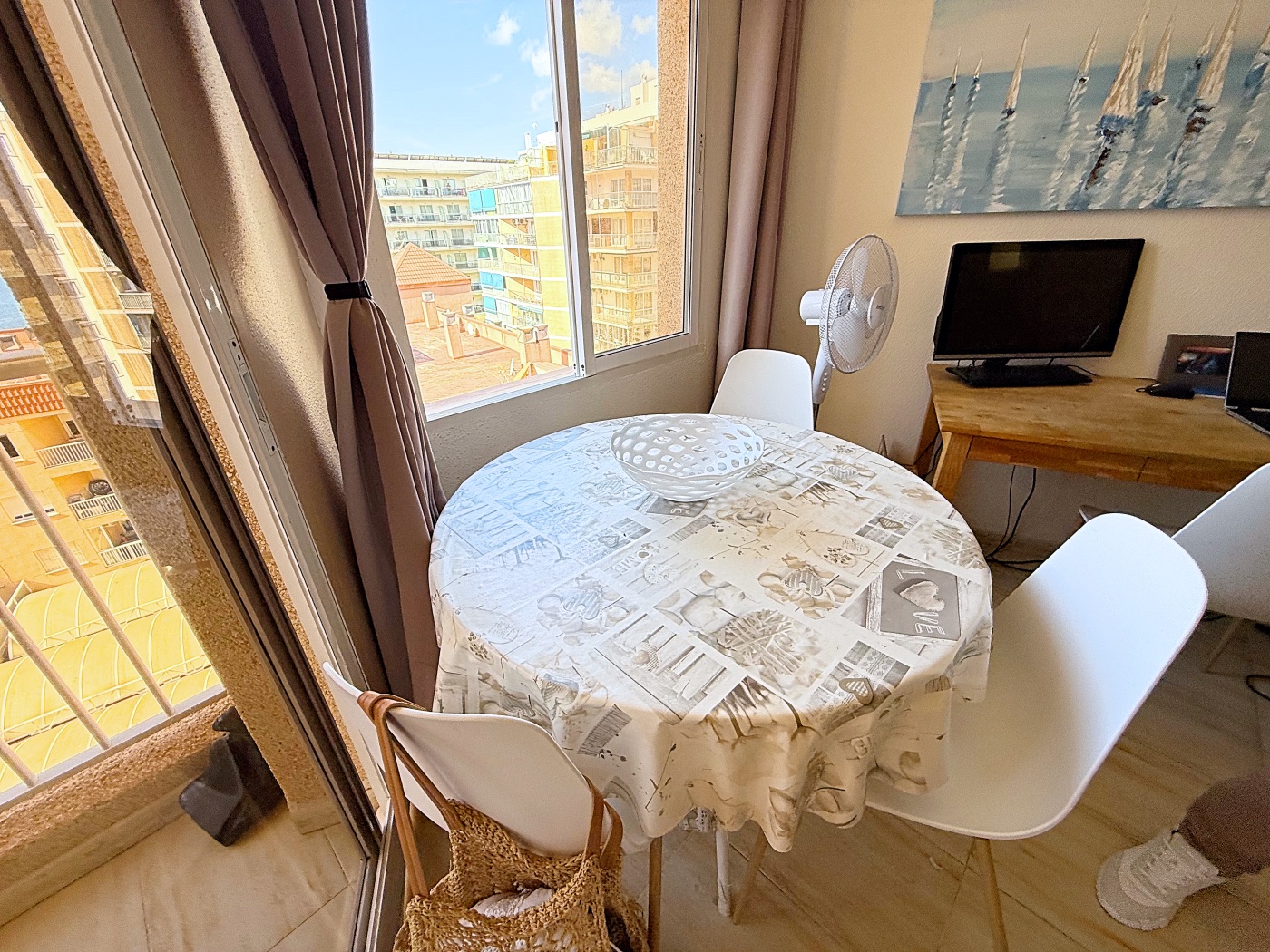 Central apartment with sea views and terrace — photo 9