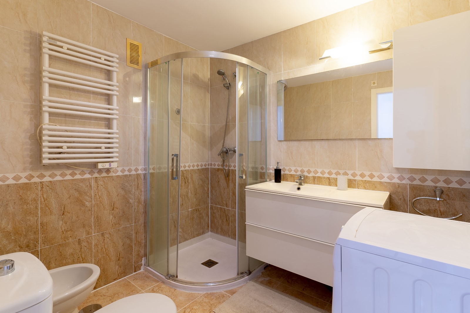 BEAUTIFUL FULLY RENOVATED APARTMENT — photo 22