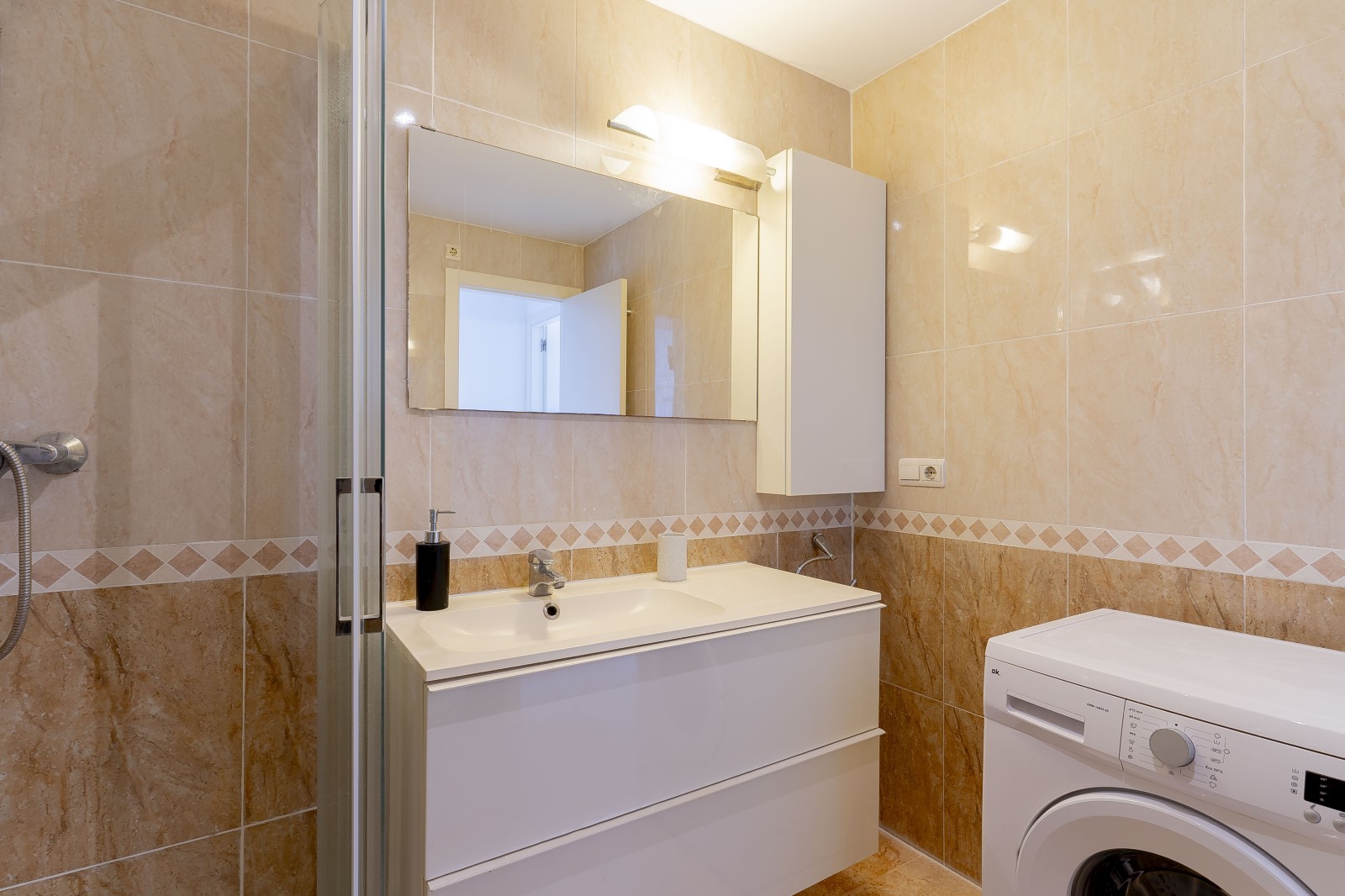 BEAUTIFUL FULLY RENOVATED APARTMENT — photo 24