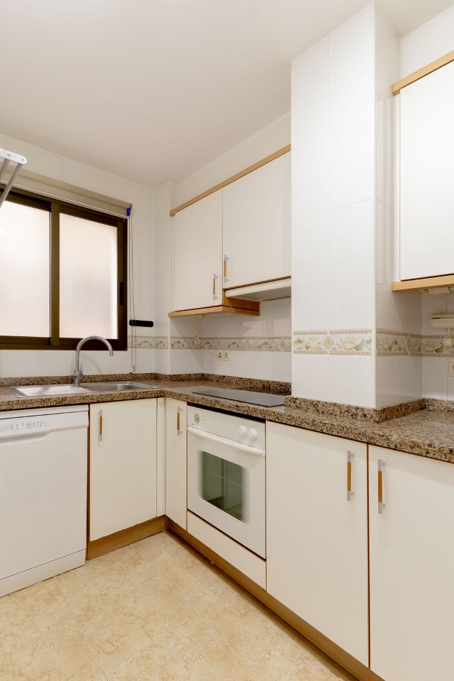BEAUTIFUL FULLY RENOVATED APARTMENT — photo 13
