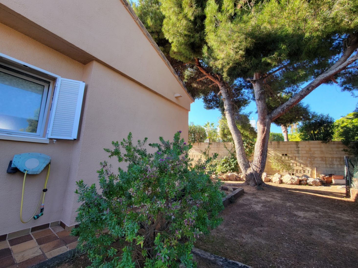 VILLA WITH GUEST APARTMENT IN GOOD LOCATION — photo 11