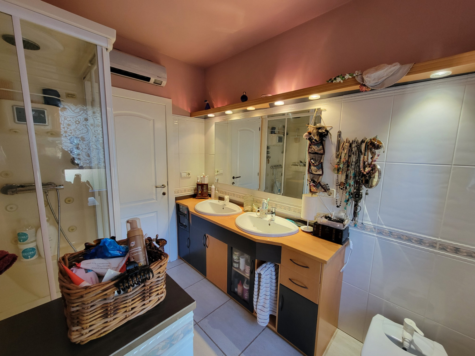 VILLA WITH GUEST APARTMENT IN GOOD LOCATION — photo 26