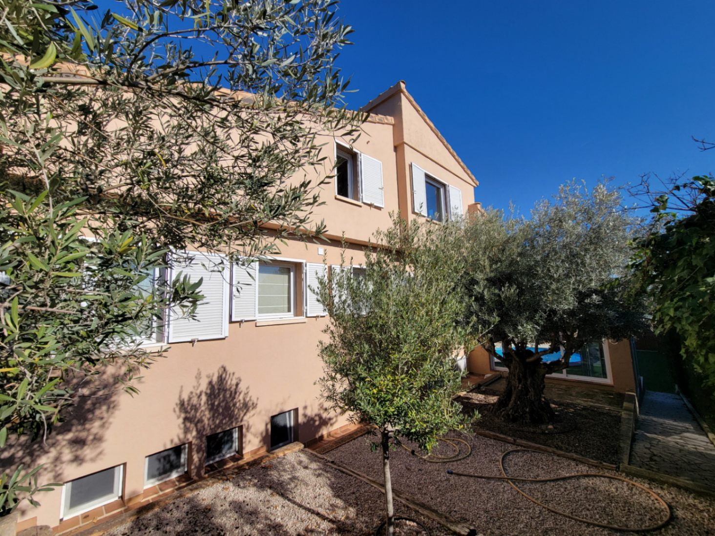 VILLA WITH GUEST APARTMENT IN GOOD LOCATION — photo 10