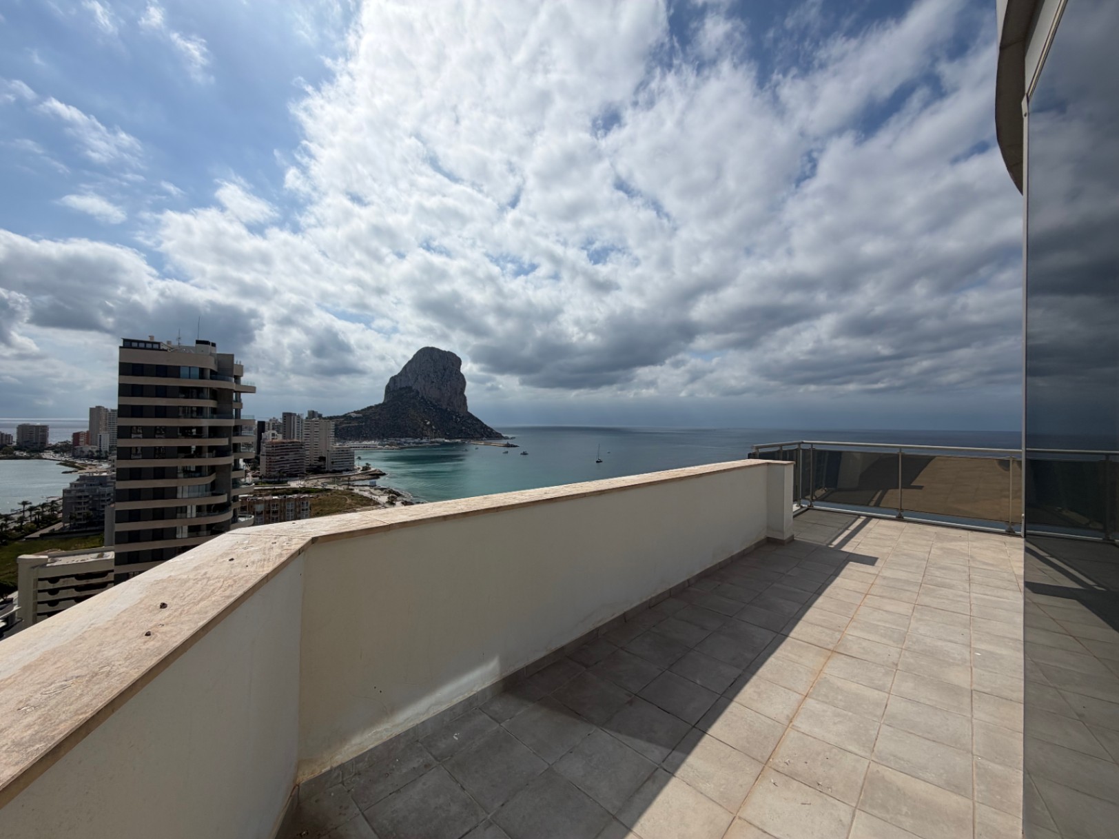 EKSKLUZYWNY PENTHOUSE Z PANORAMICZNYM WIDOKIEM NA MORZE I CAŁE CALPE — zdjęcie 18