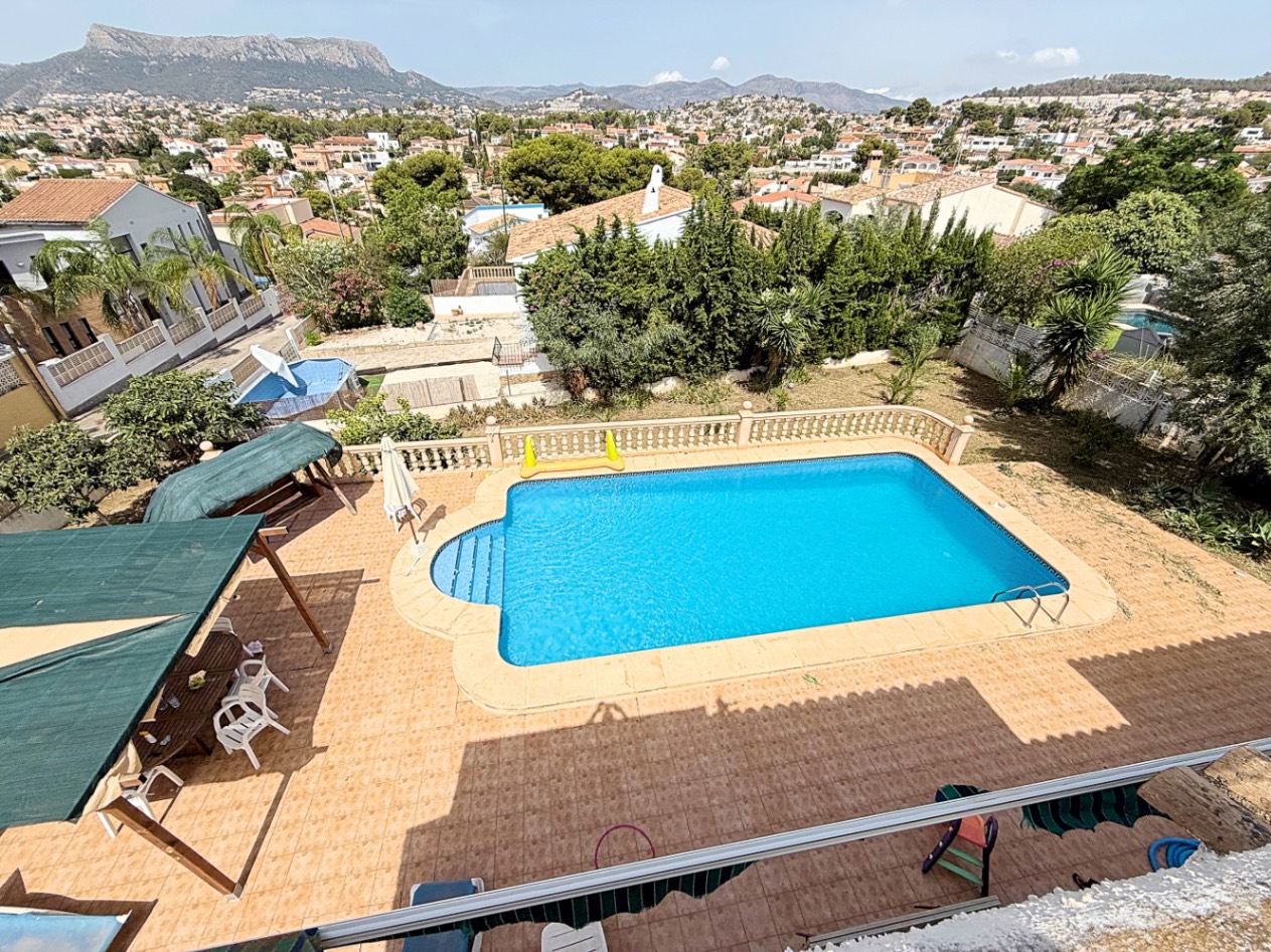 Charming Villa in Calpe with Panoramic Views in Exclusive Residential Area
###DESCRIPTION###
Ubicada en una de las zonas más codiciadas de Calpe, esta villa ofrece una experiencia de vida única combinando lujo, privacidad y vistas espectaculares al Mediterráneo y al emblemático Peñón de Ifach.~
Lo