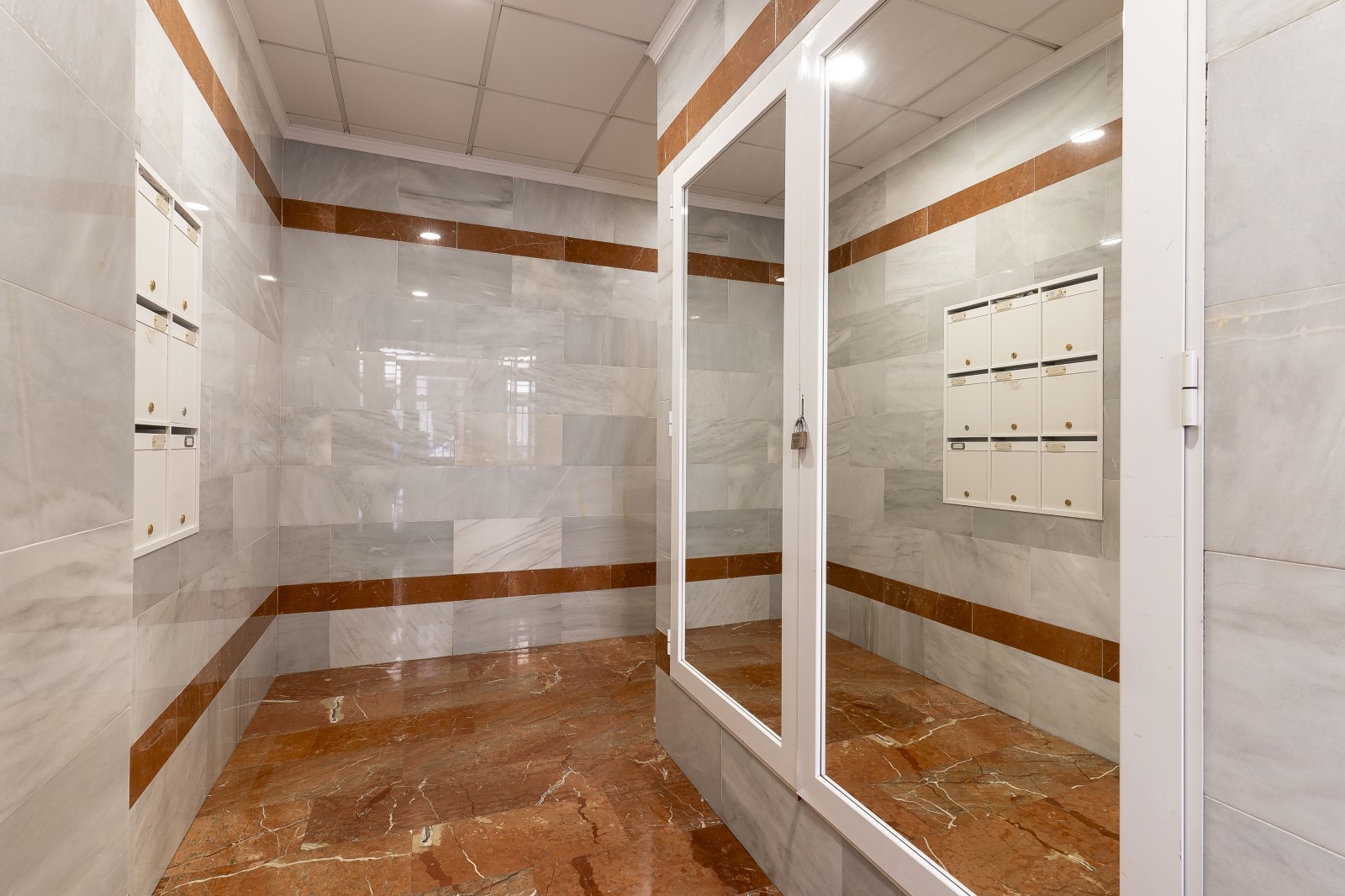 BEAUTIFUL FULLY RENOVATED APARTMENT — photo 29