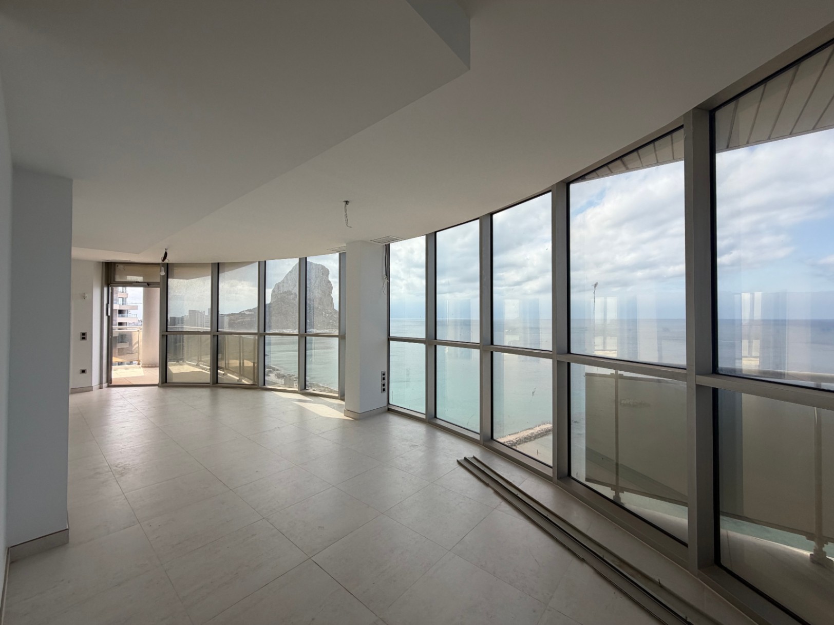 EXCLUSIVE PENTHOUSE WITH PANORAMIC SEA VIEWS AND VIEWS OF ALL CALPE