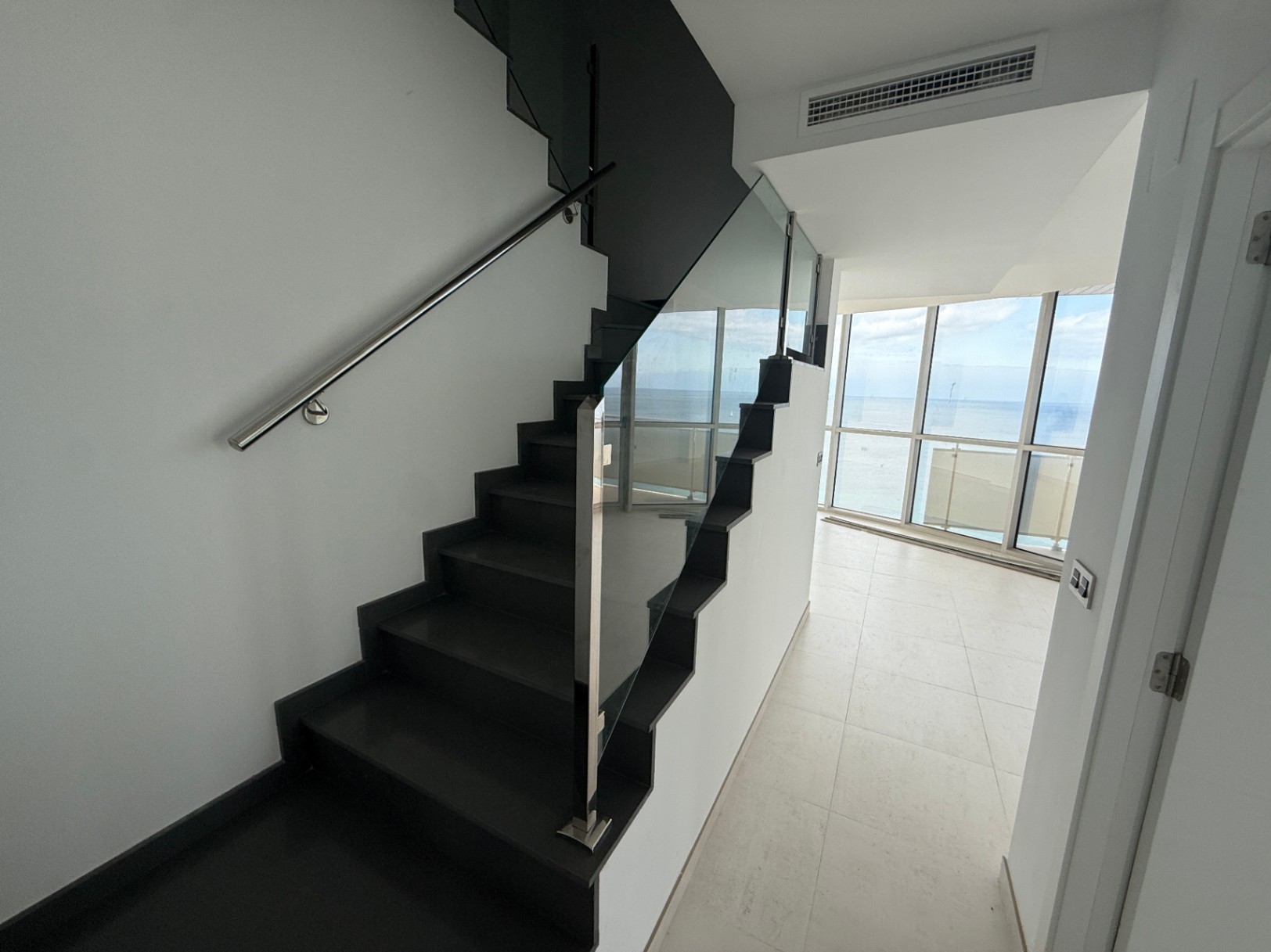 EKSKLUZYWNY PENTHOUSE Z PANORAMICZNYM WIDOKIEM NA MORZE I CAŁE CALPE — zdjęcie 9